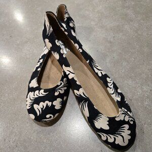 VINTAGE DIANE VON FURSTENBERG 1974 Women's Floral Canvas Slip-On Flats - Size 8M